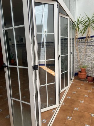Cristalera blanca con puertas plegables
