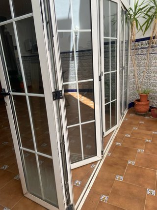Cristalera blanca con puertas plegables