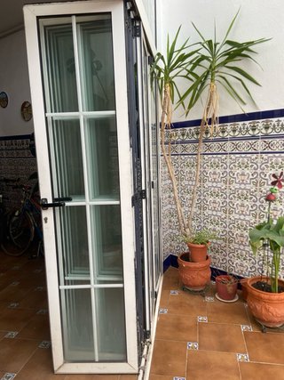 Cristalera blanca con puertas plegables