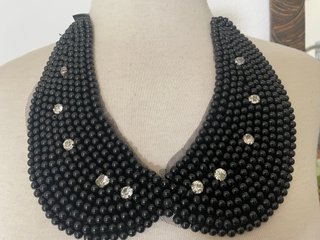Gargantilla de perlas y pedrería