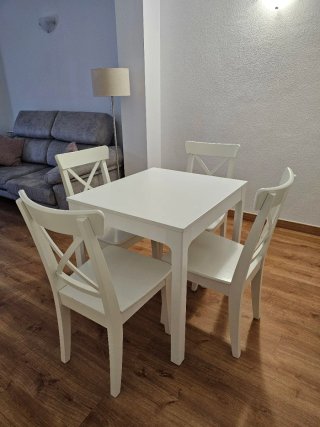 Mesa blanca con 4 sillas