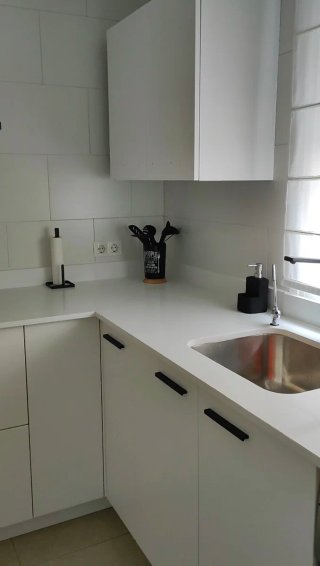 Cocina moderna blanca. Tiradores negros
