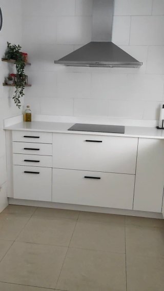 Cocina moderna blanca. Tiradores negros