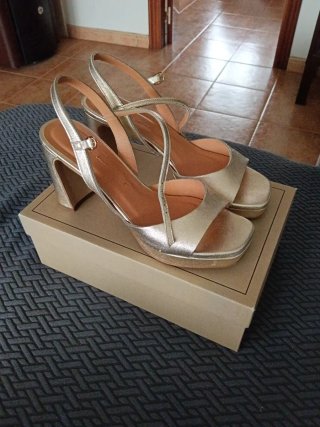 Sandalias doradas LATOUCHE fiesta
