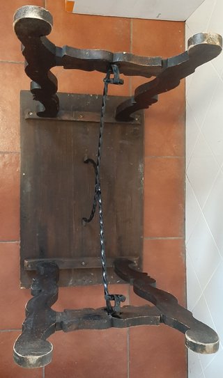 Mesa Auxiliar Castellana Talla Medallones y Forja