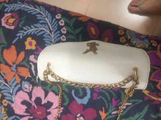 Bolso YSL blanco con cadena dorada