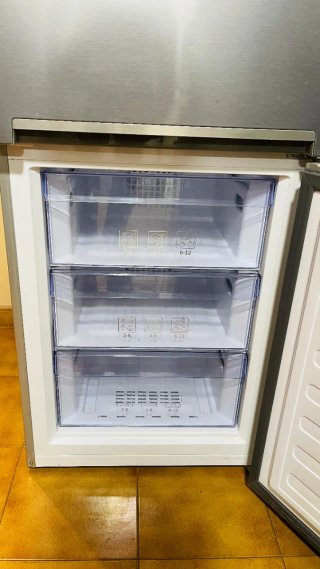 Nevera Beko plateada
