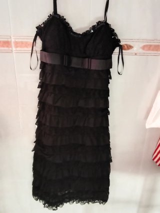 Vestido de fiesta negro con volantes