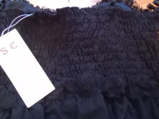 Vestido de fiesta negro con volantes