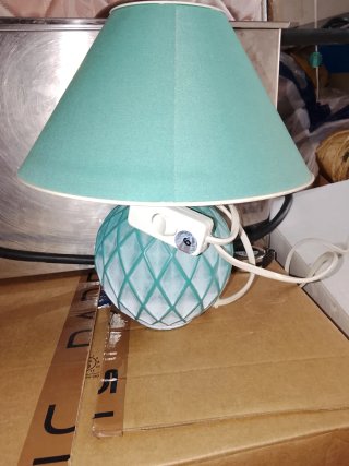 Lámpara de mesa verde con pantalla