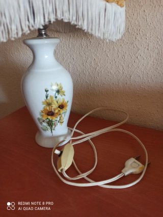 Lámpara antigua con pie de porcelana