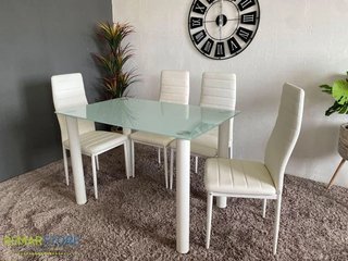 Mesa nueva con 4 sillas comedor