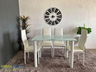 Mesa nueva con 4 sillas comedor