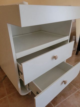 Cómoda blanca para bebé
