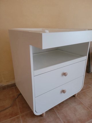 Cómoda blanca para bebé