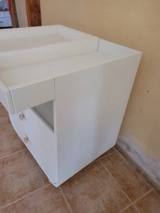 Cómoda blanca para bebé