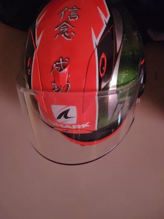 Casco de moto Shark con diseño deportivo