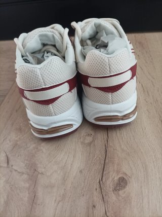 Zapatillas  Beige y Rojo Talla 37.