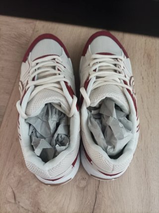 Zapatillas  Beige y Rojo Talla 37.