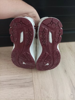 Zapatillas  Beige y Rojo Talla 37.