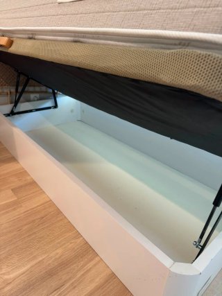 Cama individual con mesita y cabecero