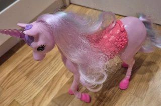 Unicornio y Muñecas Barbie con Accesorios