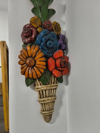 Figura decorativa flores y cesta.
