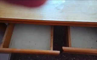 Mesa de madera con cajones