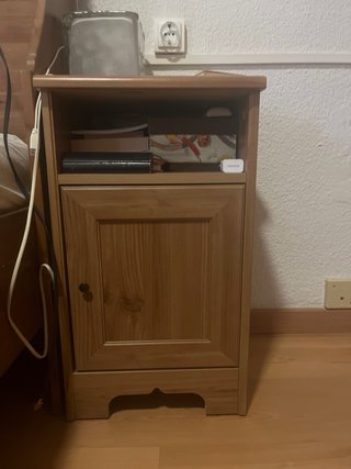 Armario de madera Ikea y dos mesitas de noche