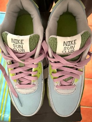 Zapatillas Nike Air Max celestes, verdes y lila.
