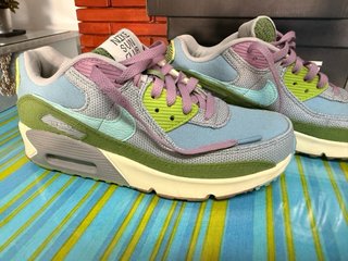 Zapatillas Nike Air Max celestes, verdes y lila.