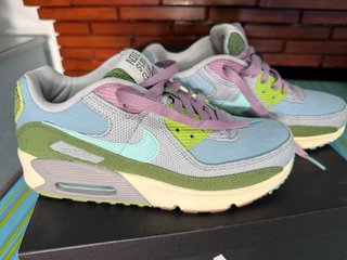 Zapatillas Nike Air Max celestes, verdes y lila.