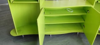 Mostrador curvo verde con superficie de cristal