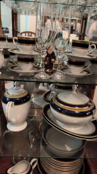 Vitrina de madera y cristal con vajilla