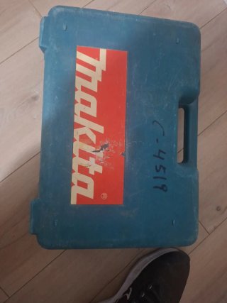 Maletín Makita con cargador y 3 baterías