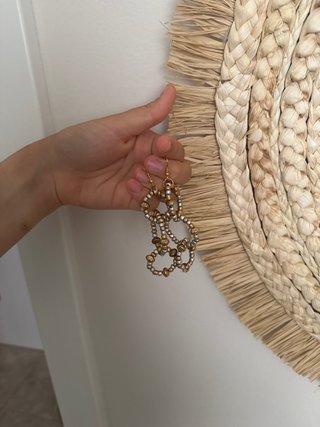 Pendientes dorados y plateados