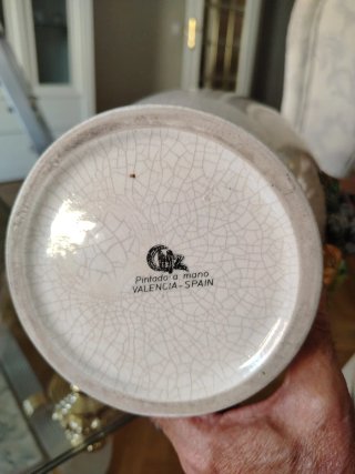 Jarrón de cerámica beige con adornos