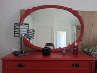 Tocador vintage rojo con espejo