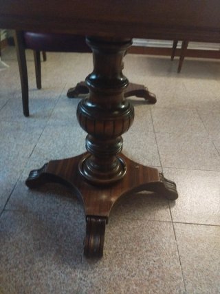 Mesa de comedor clásica de madera