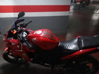 Honda CBR 125R Roja año 2014 18500kmroja y negra