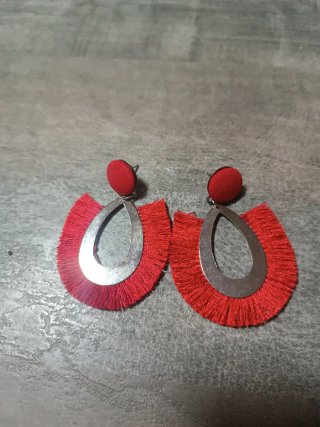 Pendientes largos rojos con flecos