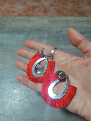 Pendientes largos rojos con flecos