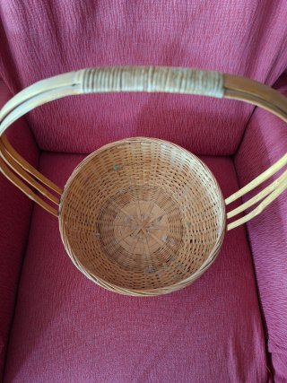 Cesta de mimbre con asa