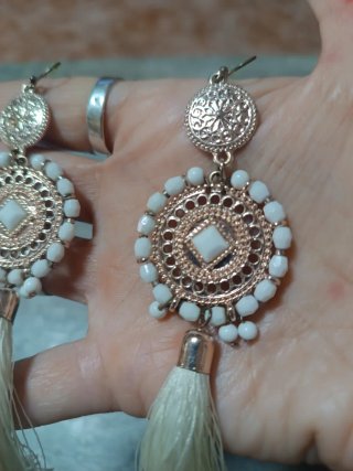 Pendientes largos dorados con borlas blancas