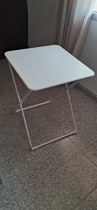 Mesa plegable blanca de metal
