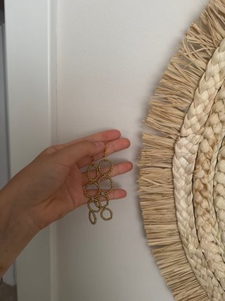 Pendientes dorados con círculos entrelazados