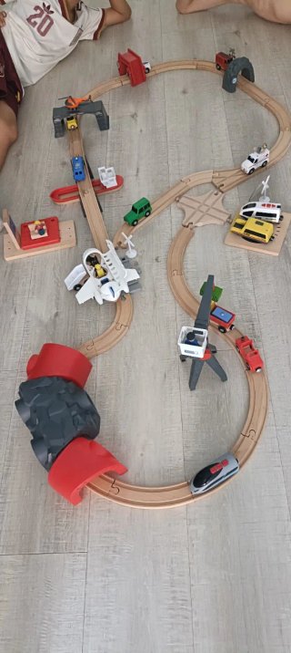 Juego de vías y trenes de madera