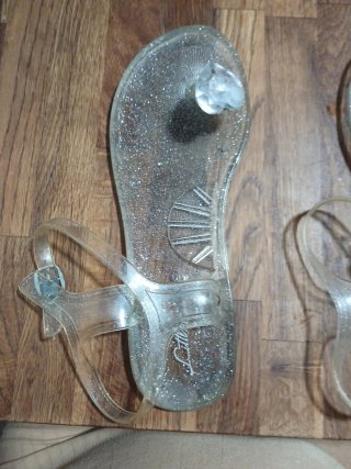 Sandalias transparentes con brillos