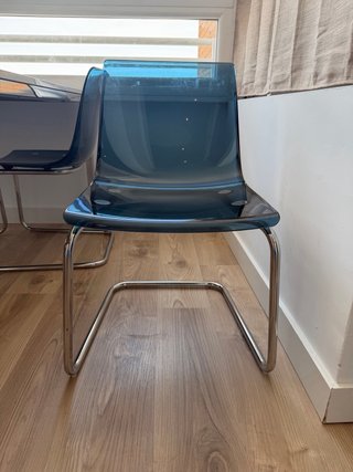 Tavolo da pranzo e 4 sedie in vetro e metallo