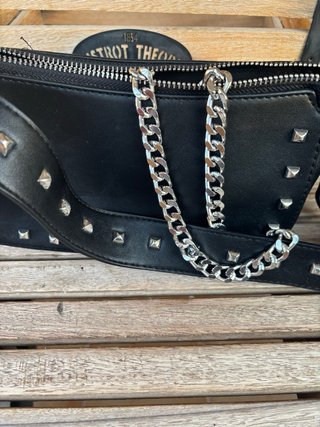 Bolso negro pequeño tachuelas